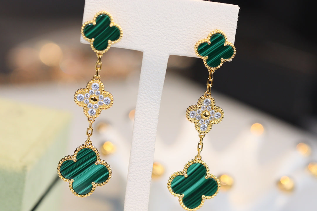 [Opulent Aurora]CLOVER EARRINGS GOLD MALACHITE DIAMOND 3 MOTIF