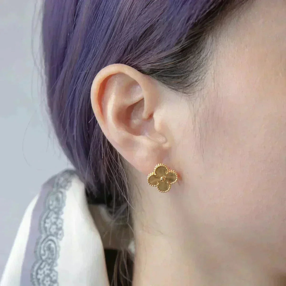 [Opulent Aurora]CLOVER MEDIUM 1 MOTIFS LASER EARRINGS