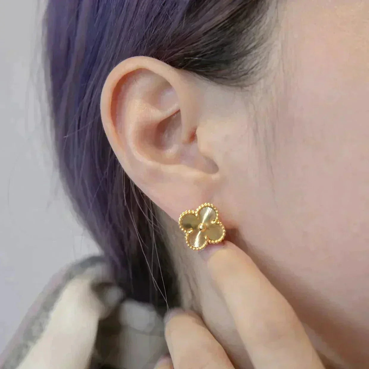 [Opulent Aurora]CLOVER MEDIUM 1 MOTIFS LASER EARRINGS