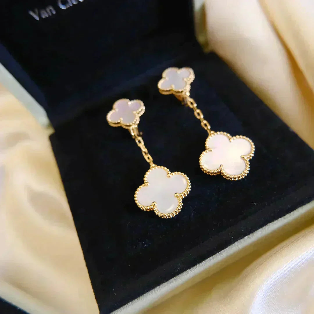 [Opulent Aurora]CLOVER 2 MOTIF WHITE MOP EARRINGS