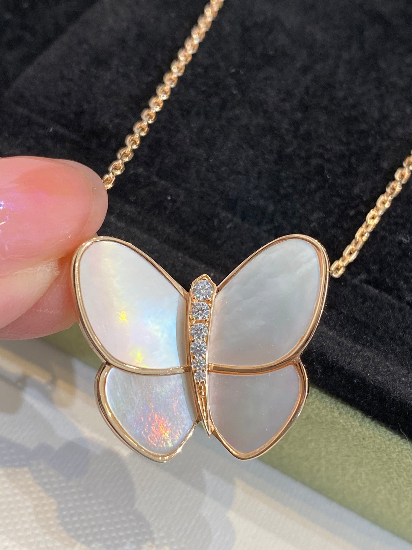 [Opulent Aurora]BUTTERFLY GOLD MOP DIAMOND NECKLACE