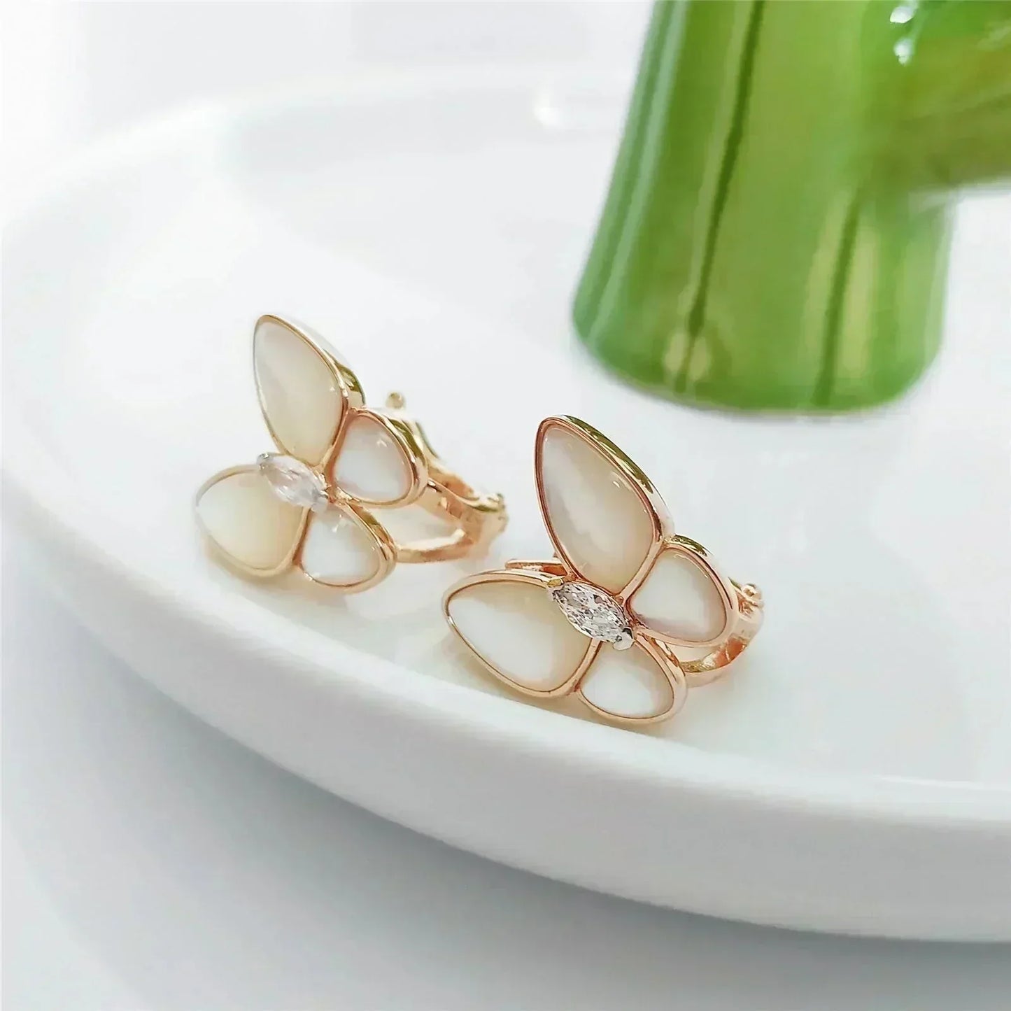 [Opulent Aurora]BUTTERFLY MOP DIAMOND EARRINGS