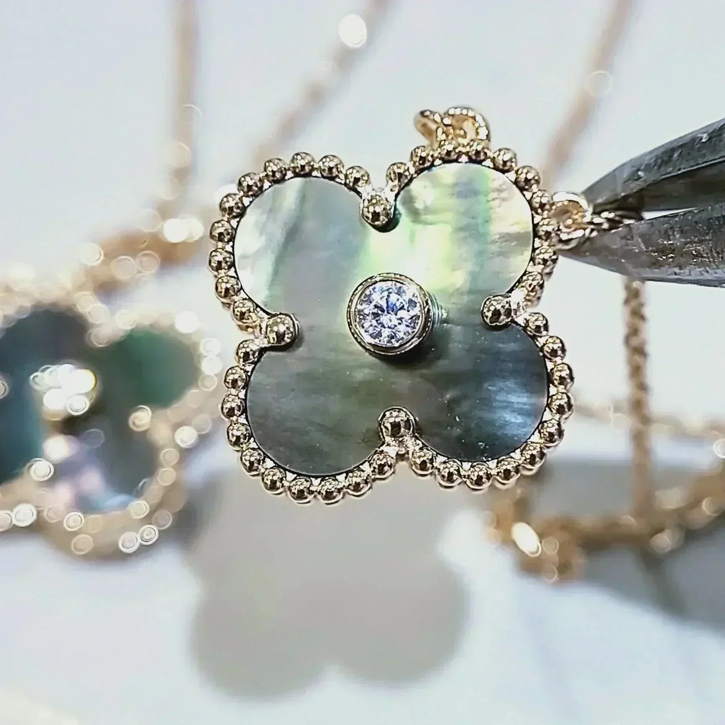 [Opulent Aurora]CLOVER 15MM DIAMOND AND MOTHER-OF-GREY NECKLACE