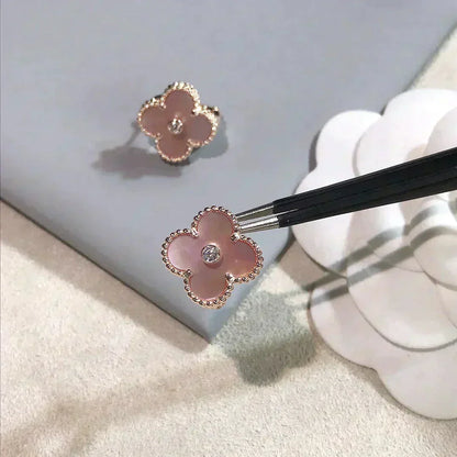 [Opulent Aurora]CLOVER MEDIUM 1 MOTIFS  PINK MOP DIAMOND EARRINGS