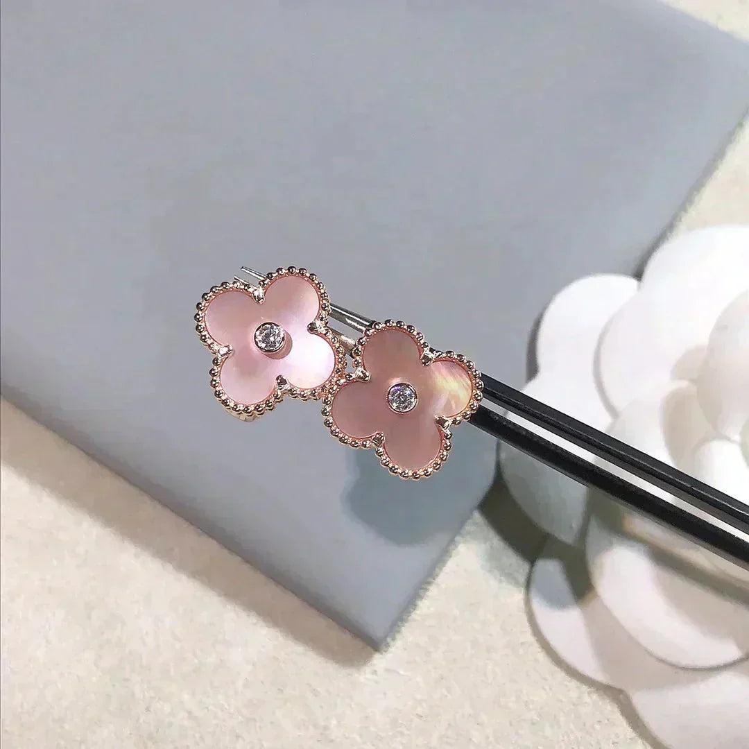 [Opulent Aurora]CLOVER MEDIUM 1 MOTIFS  PINK MOP DIAMOND EARRINGS