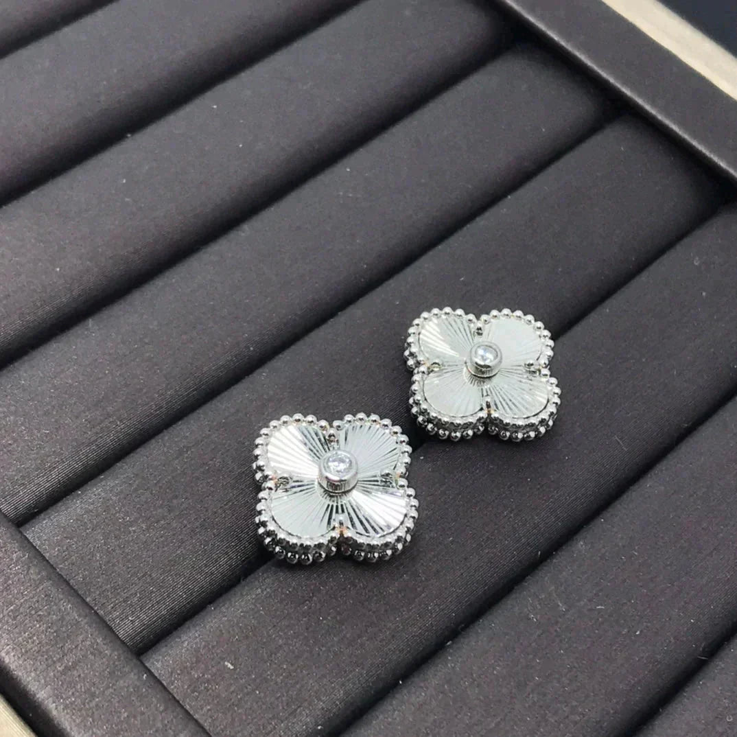 [Opulent Aurora]CLOVER MINI 9.5MM LASER EARRINGS