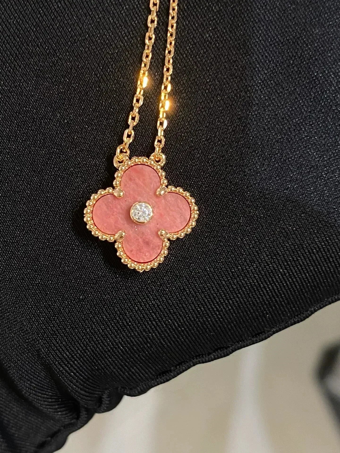 [Opulent Aurora]CLOVER 15MM DIAMOND RHODONITE NECKLACE