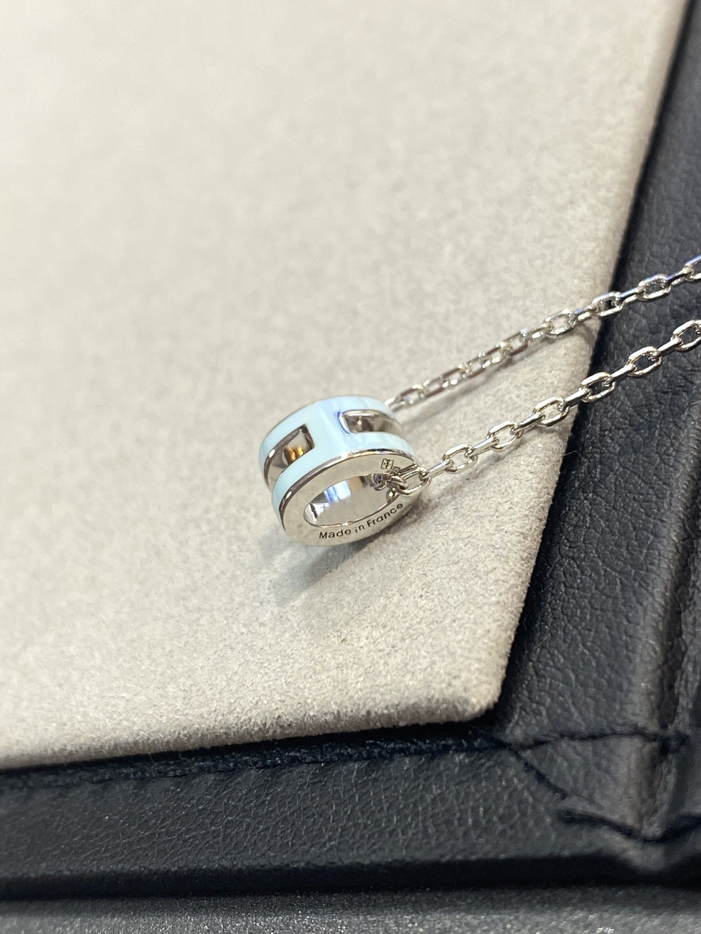 [Opulent Aurora]POP H LIGHT BLUE NECKLACE