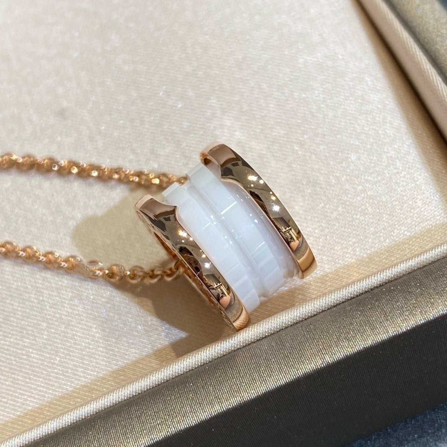 [Opulent Aurora]ZERO 1 WHITE CERAMIC PINK GOLD NECKLACE