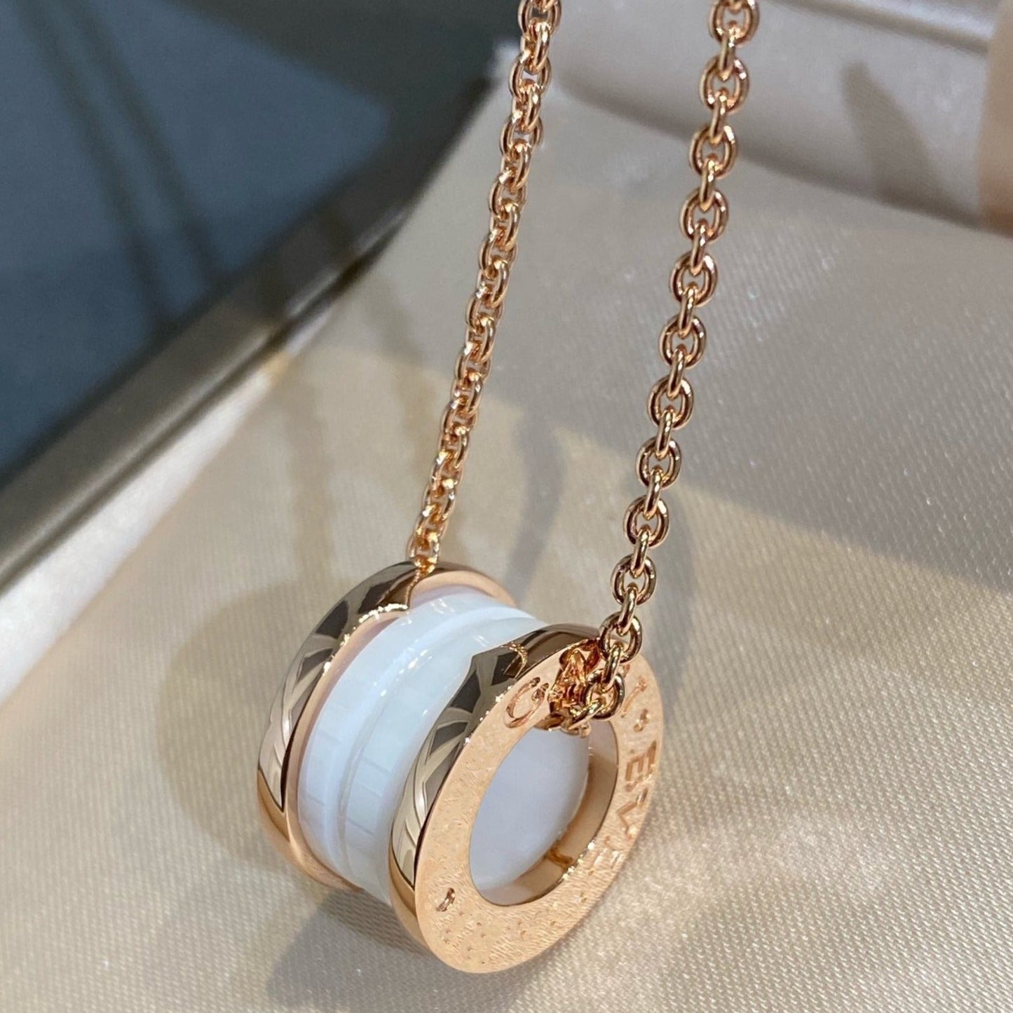 [Opulent Aurora]ZERO 1 WHITE CERAMIC PINK GOLD NECKLACE