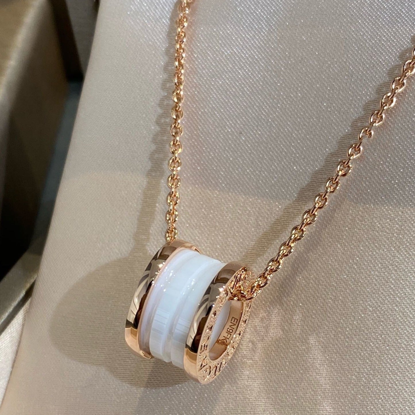 [Opulent Aurora]ZERO 1 WHITE CERAMIC PINK GOLD NECKLACE