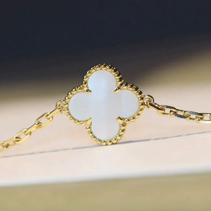 [Opulent Aurora]CLOVER 20 MOTIFS WHITE MOP NECKLACE