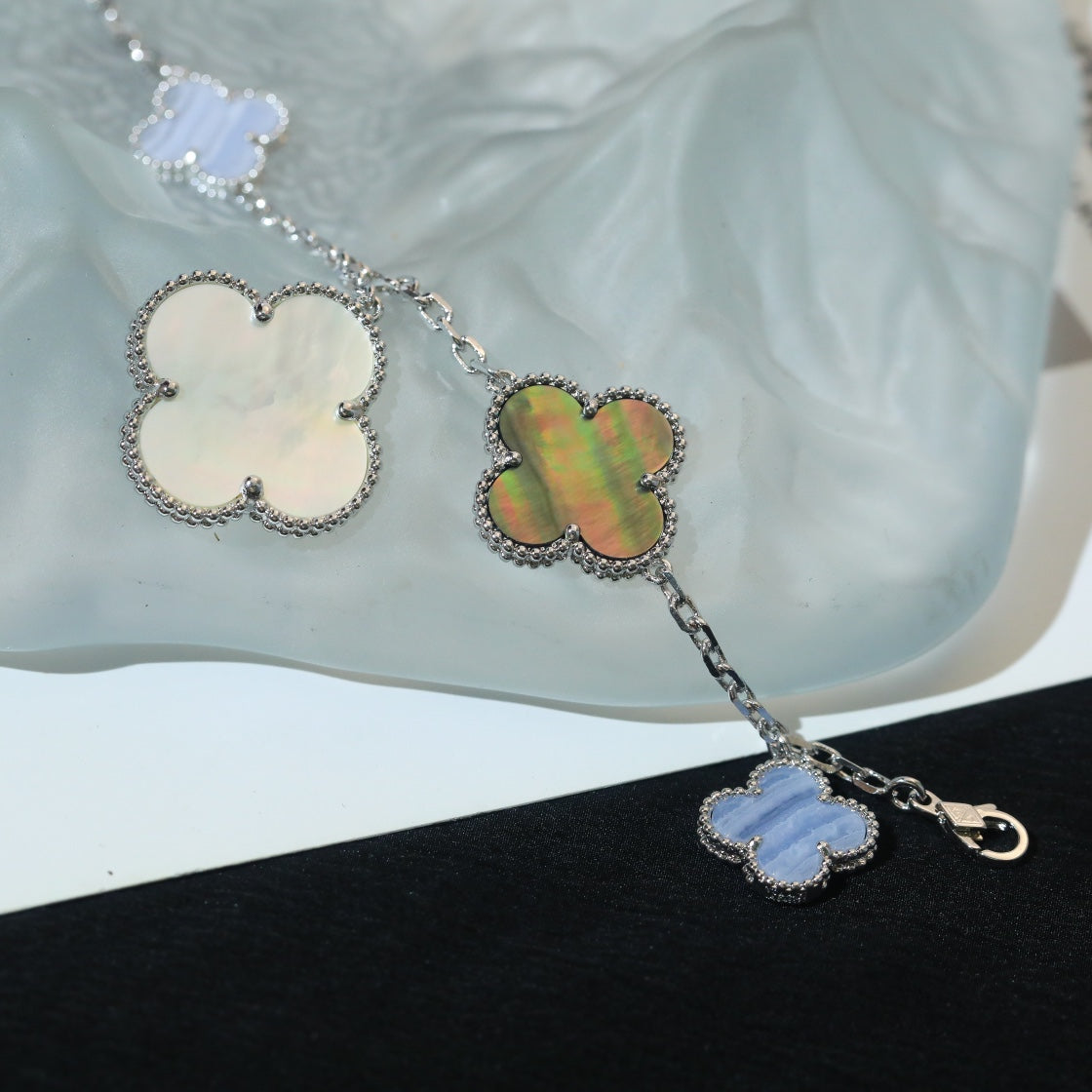 [Opulent Aurora]CLOVER BRACELET 5 MOTIFS MOP CHALCEDONY SILVER