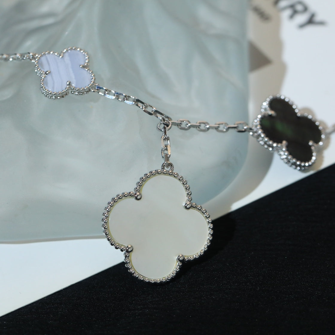 [Opulent Aurora]CLOVER BRACELET 5 MOTIFS MOP CHALCEDONY SILVER