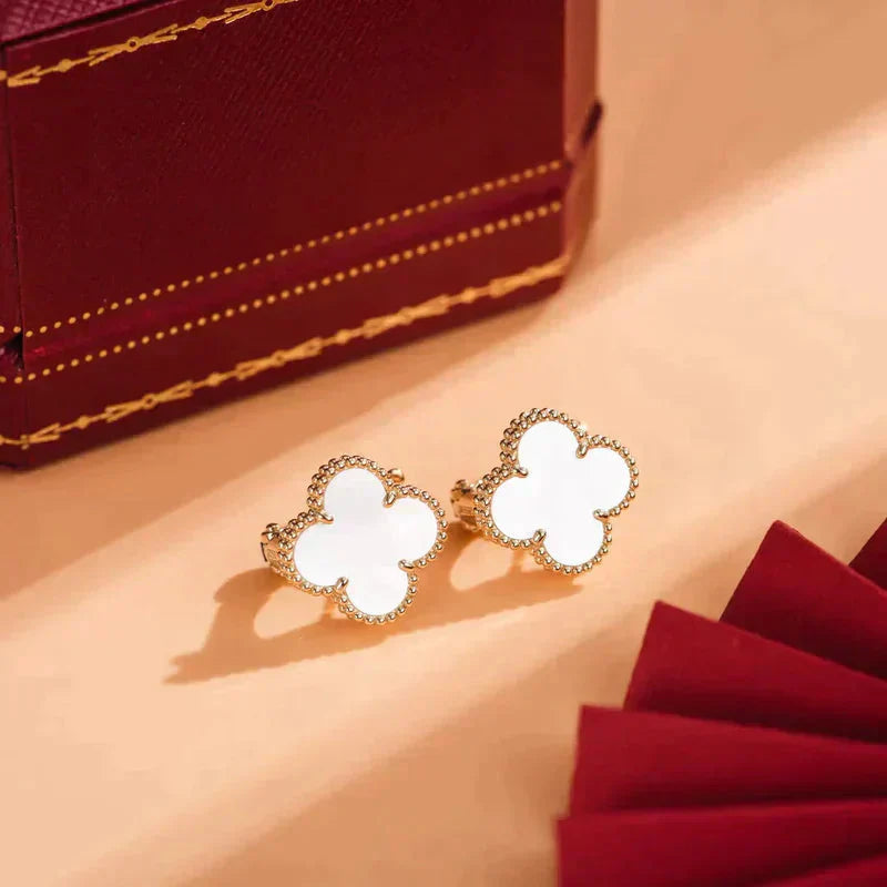 [Opulent Aurora]CLOVER MEDIUM 1 MOTIFS  WHITE MOP STUD EARRINGS