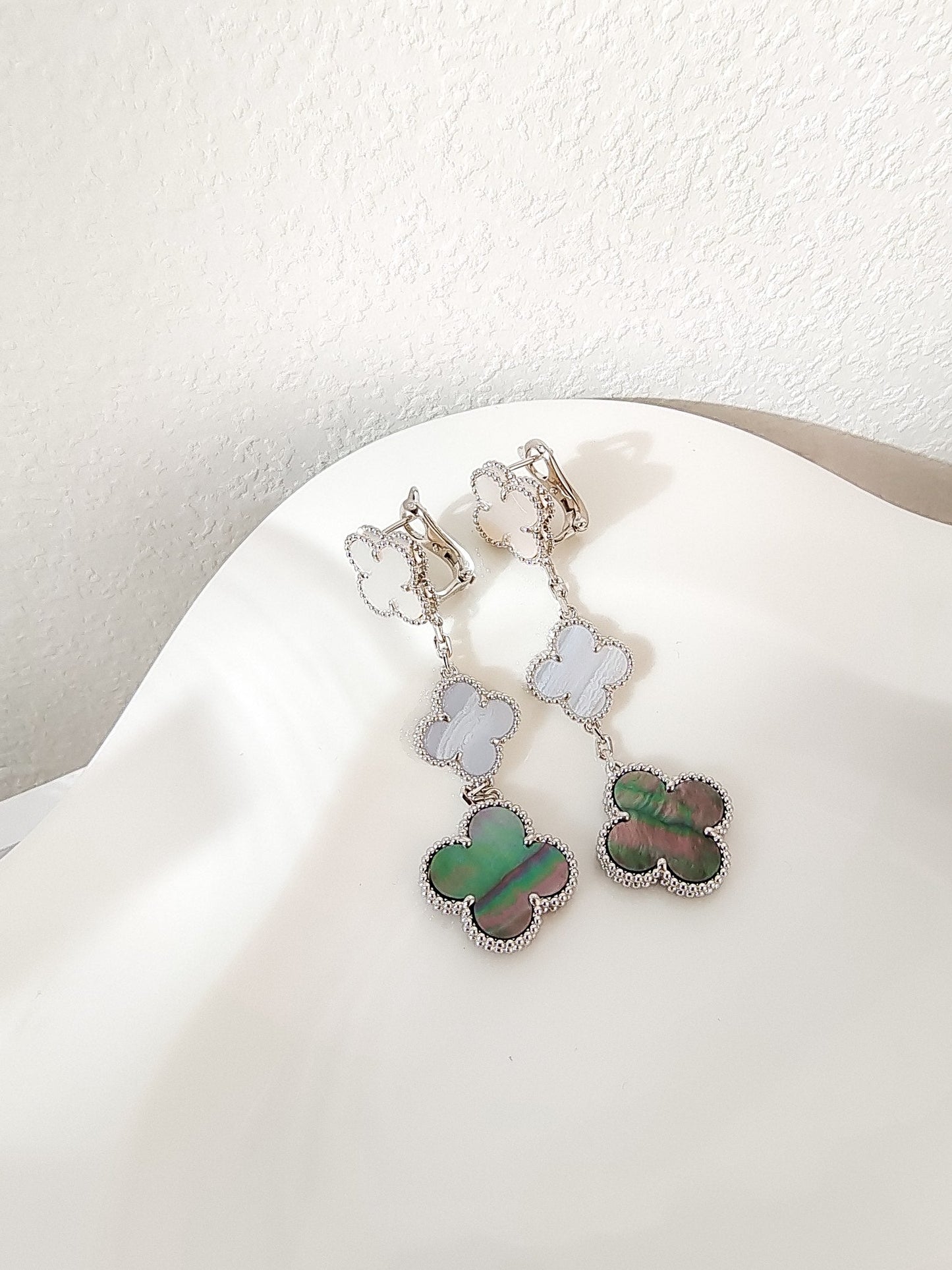 [Opulent Aurora]CLOVER 3 MOTIFS CHALCEDONY DARK MOP SILVER EARRINGS