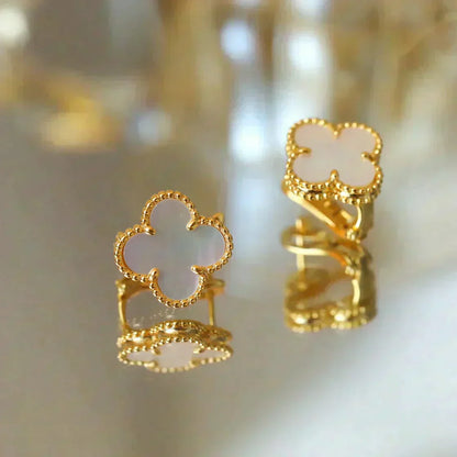 [Opulent Aurora]CLOVER MEDIUM 1 MOTIFS  WHITE MOP STUD EARRINGS