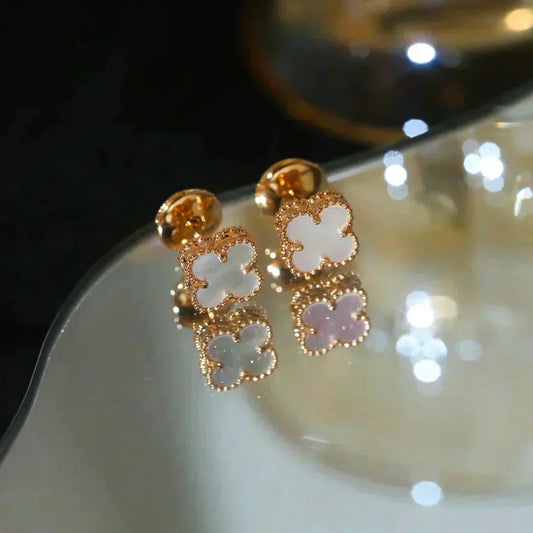 [Opulent Aurora]CLOVER MINI 9.5MM WHITE MOP EARRINGS