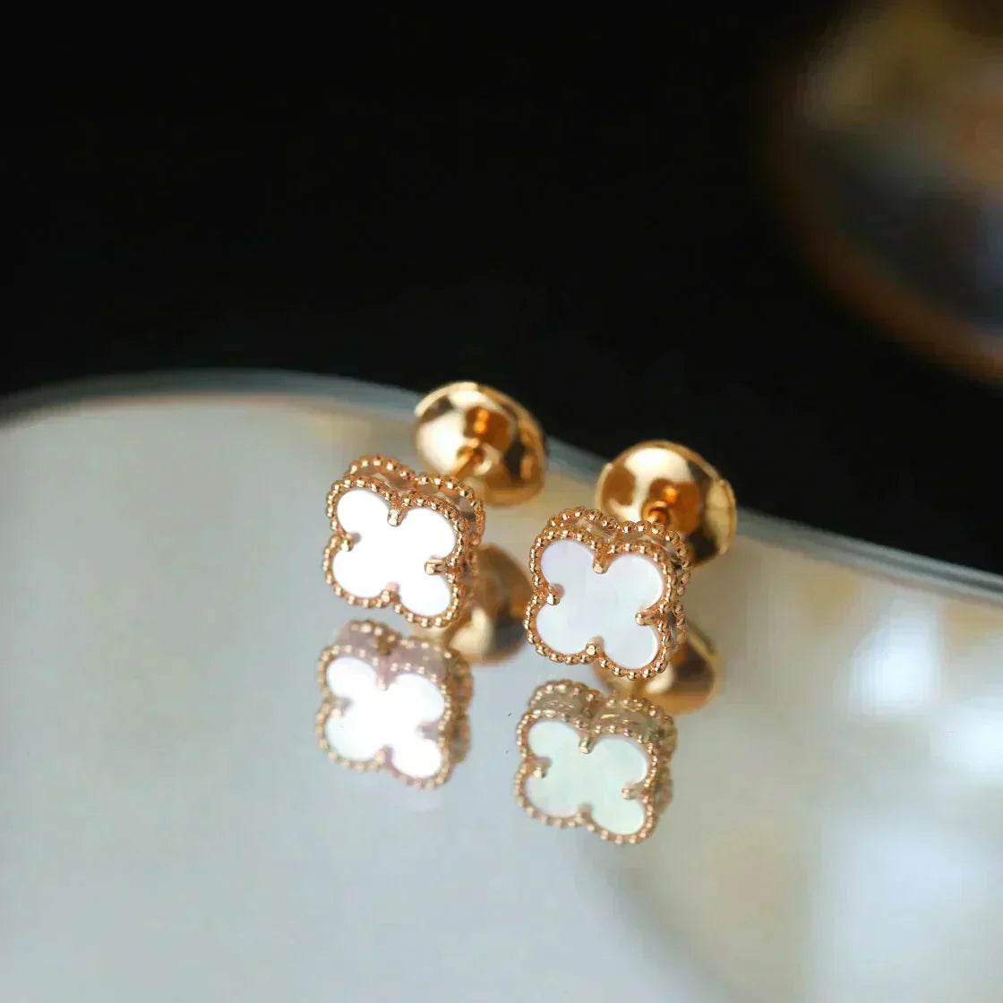 [Opulent Aurora]CLOVER MINI 9.5MM WHITE MOP EARRINGS