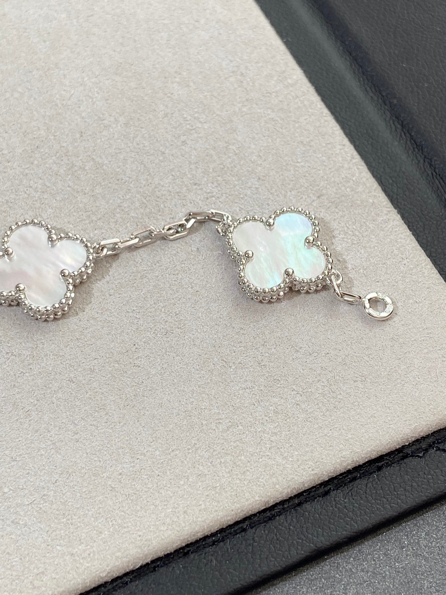 [Opulent Aurora]CLOVER SILVER MOP 5 MOTIF BRACELET