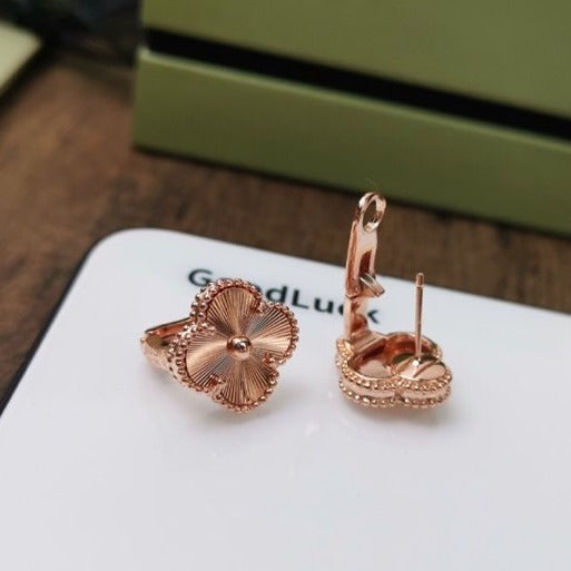 [Opulent Aurora]CLOVER MEDIUM STUD EARRINGS