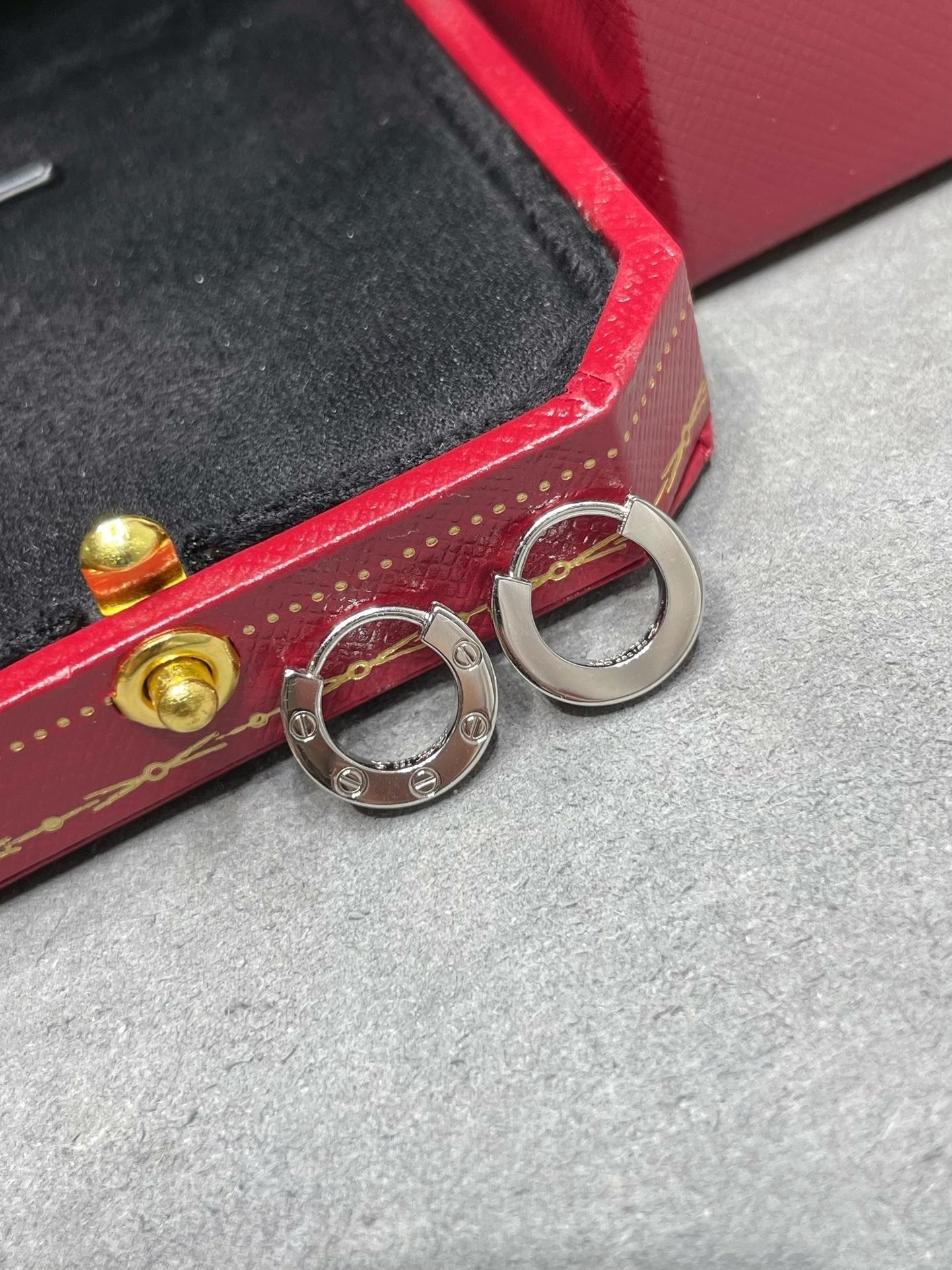 [Opulent Aurora]LOVE MINI EARRINGS