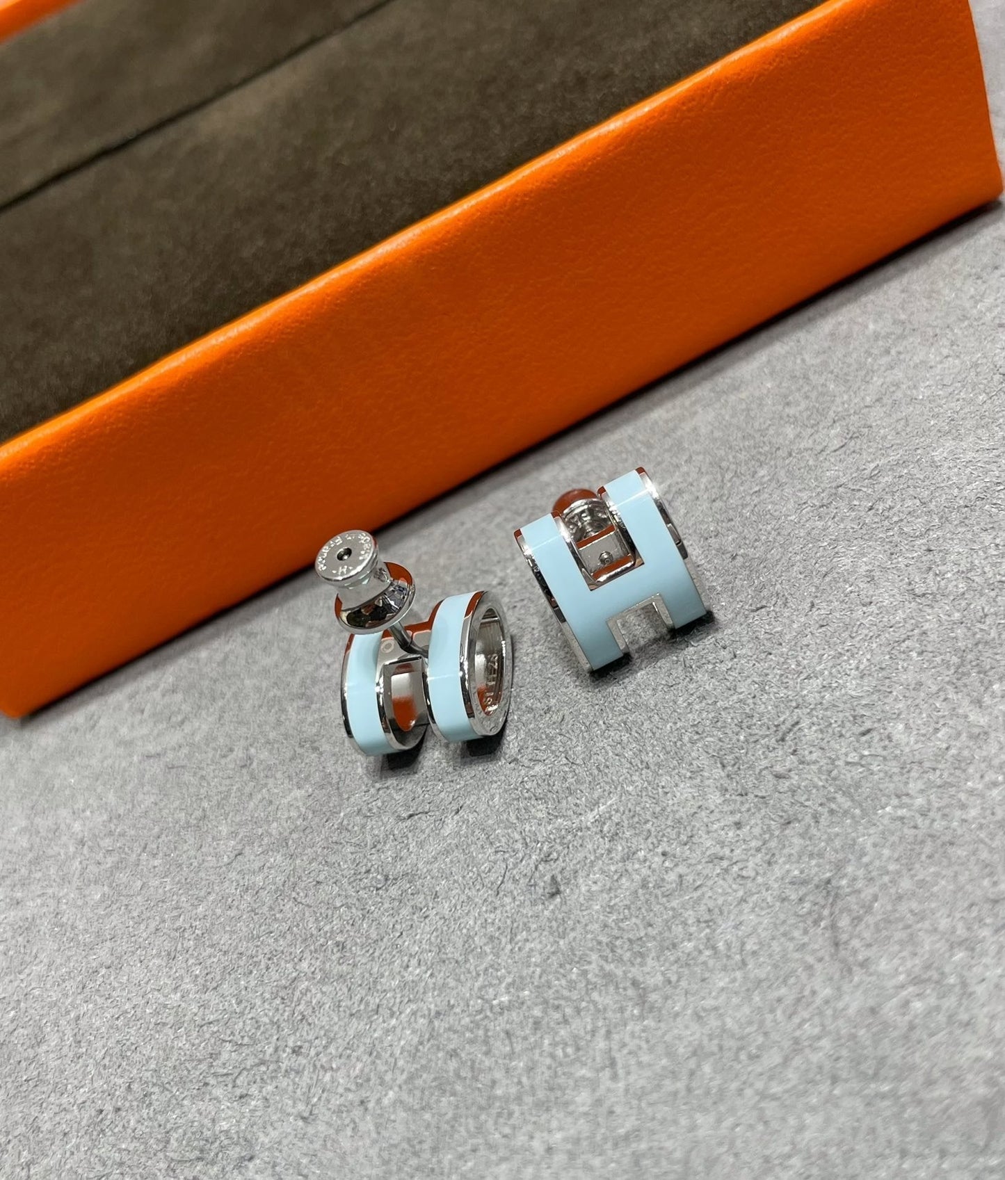 [Opulent Aurora]POP H SKY BLUE STUD EARRINGS