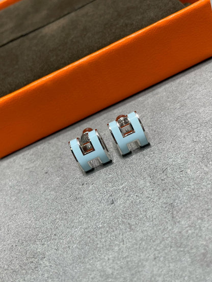 [Opulent Aurora]POP H SKY BLUE STUD EARRINGS