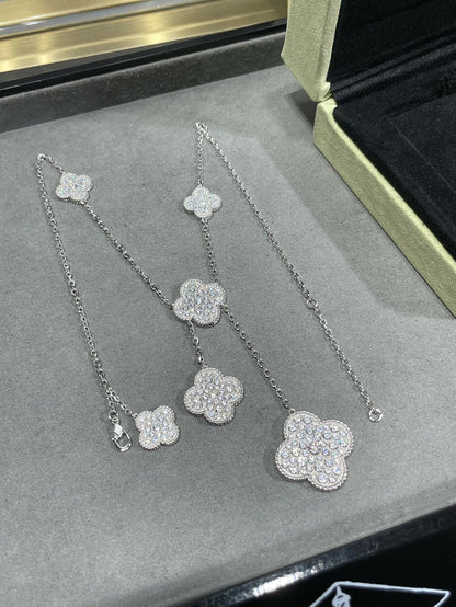 [Opulent Aurora]CLOVER 6 MOTIF DIAMOND PAVED NECKLACE