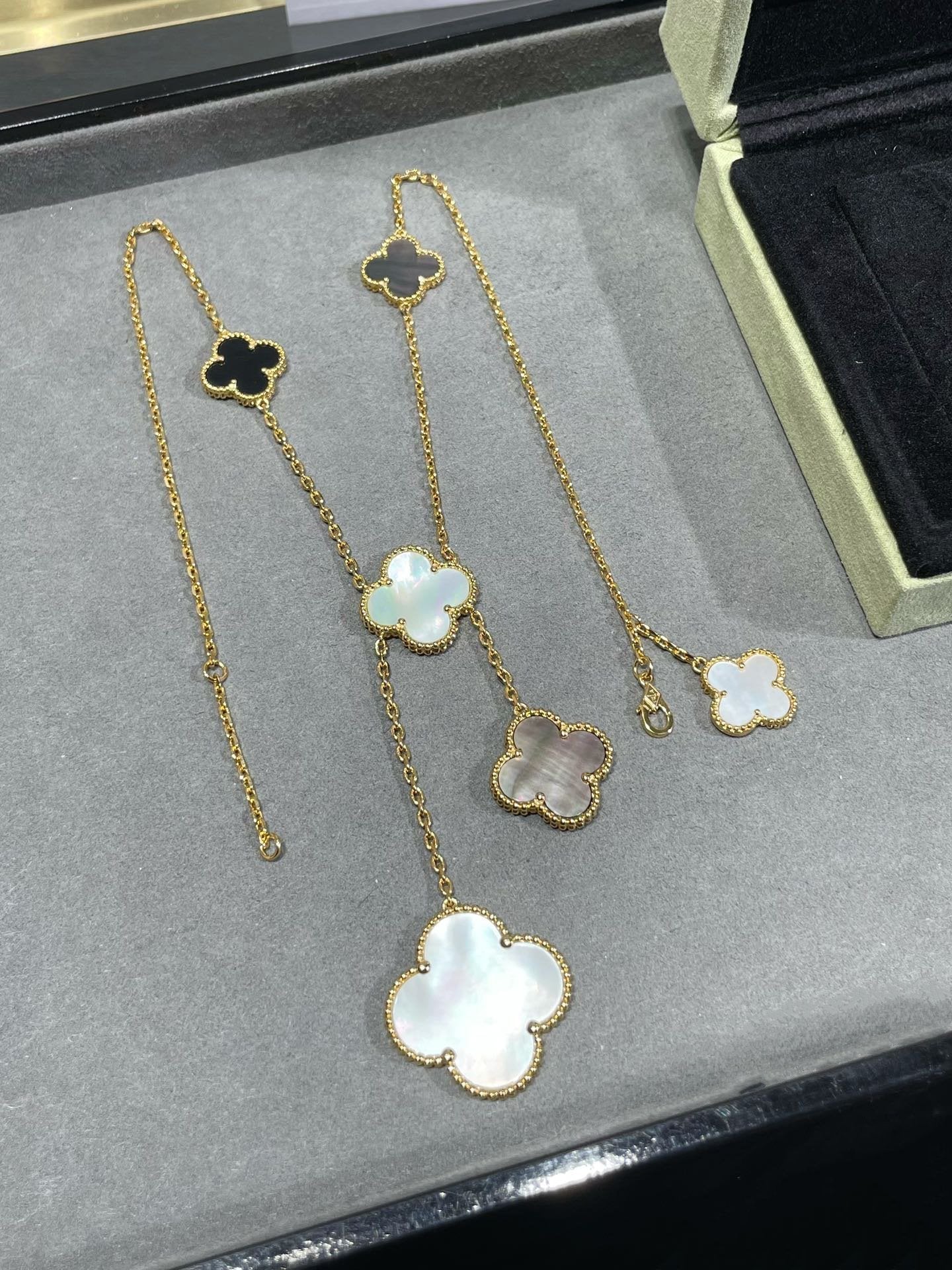 [Opulent Aurora]CLOVER 6 MOTIF MOP ONYX GOLD NECKLACE