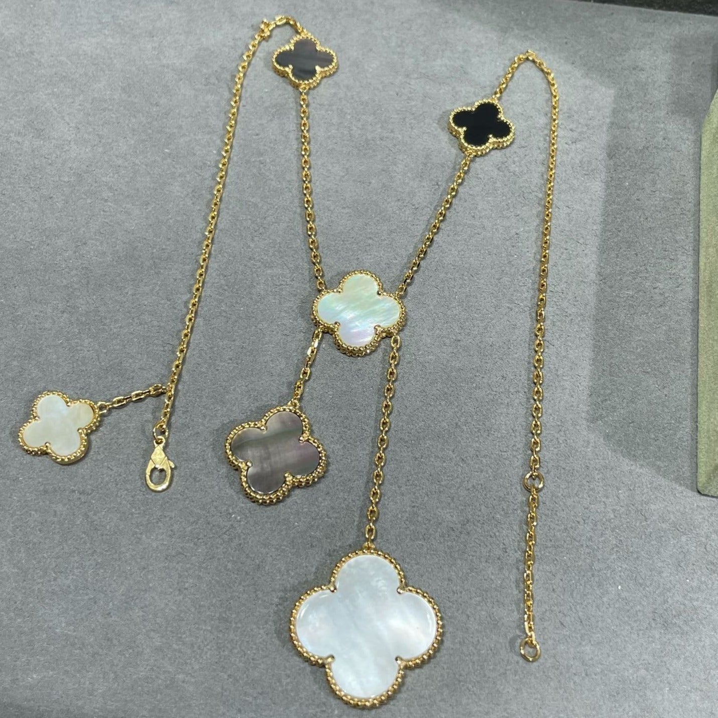 [Opulent Aurora]CLOVER 6 MOTIF MOP ONYX GOLD NECKLACE