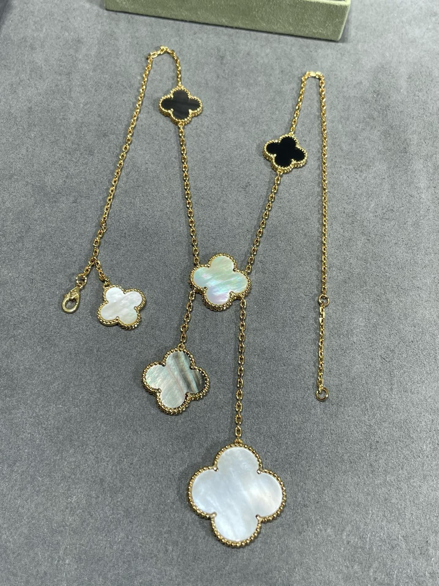 [Opulent Aurora]CLOVER 6 MOTIF MOP ONYX GOLD NECKLACE