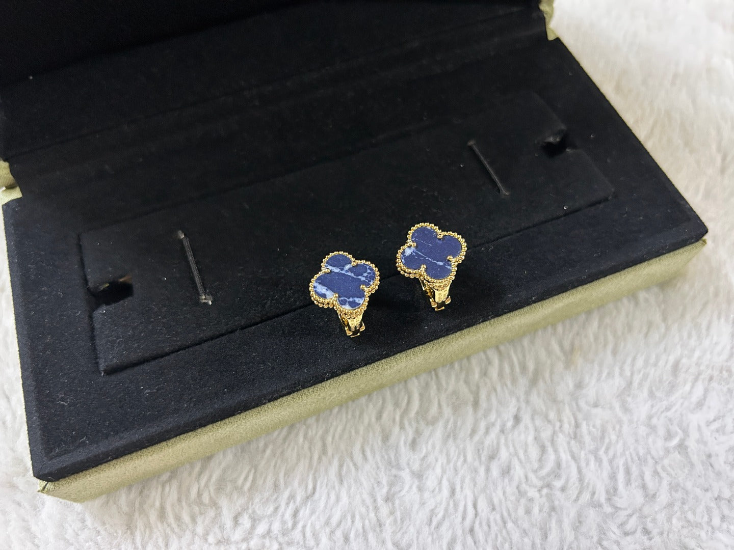 [Opulent Aurora]CLOVER PIETERSITE MEDIUM STUD EARRINGS