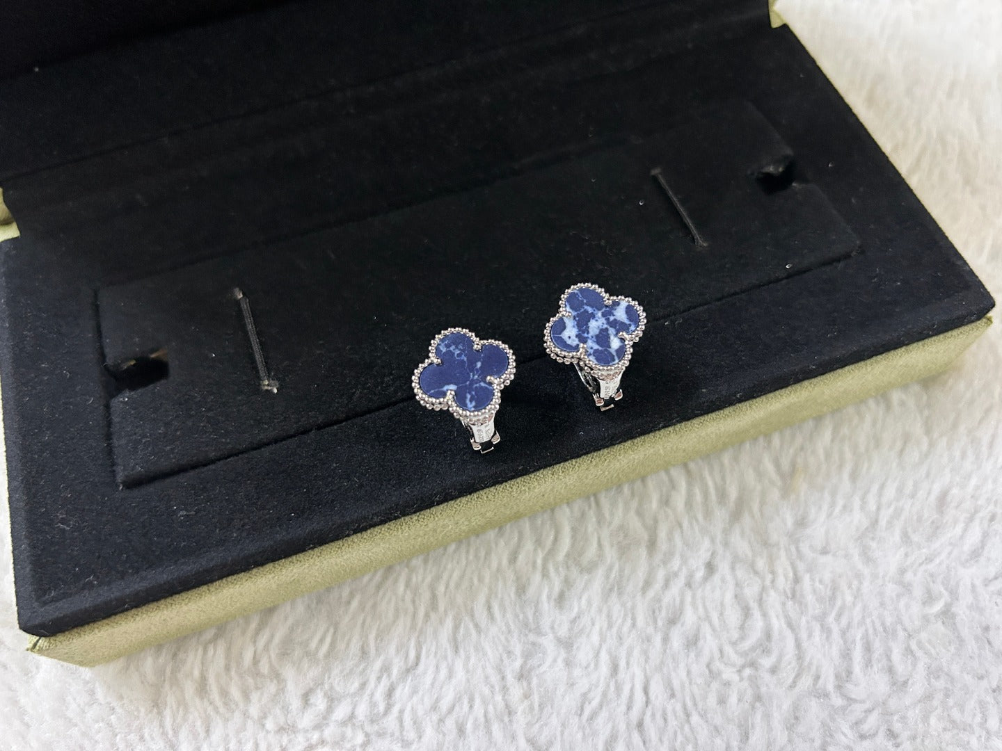 [Opulent Aurora]CLOVER PIETERSITE MEDIUM STUD EARRINGS