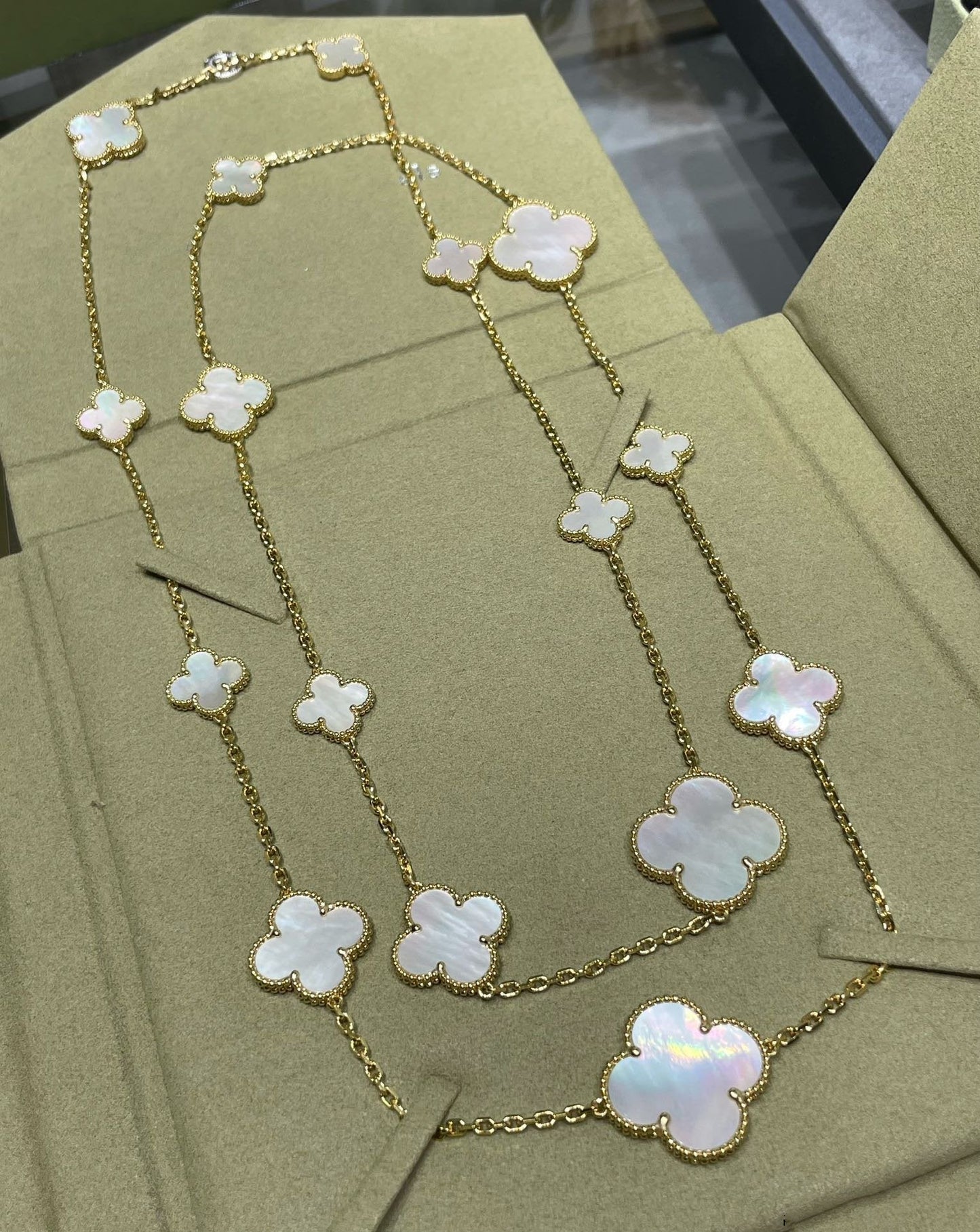 [Opulent Aurora]CLOVER 16 MOTIF WHITE MOP GOLD NECKLACE