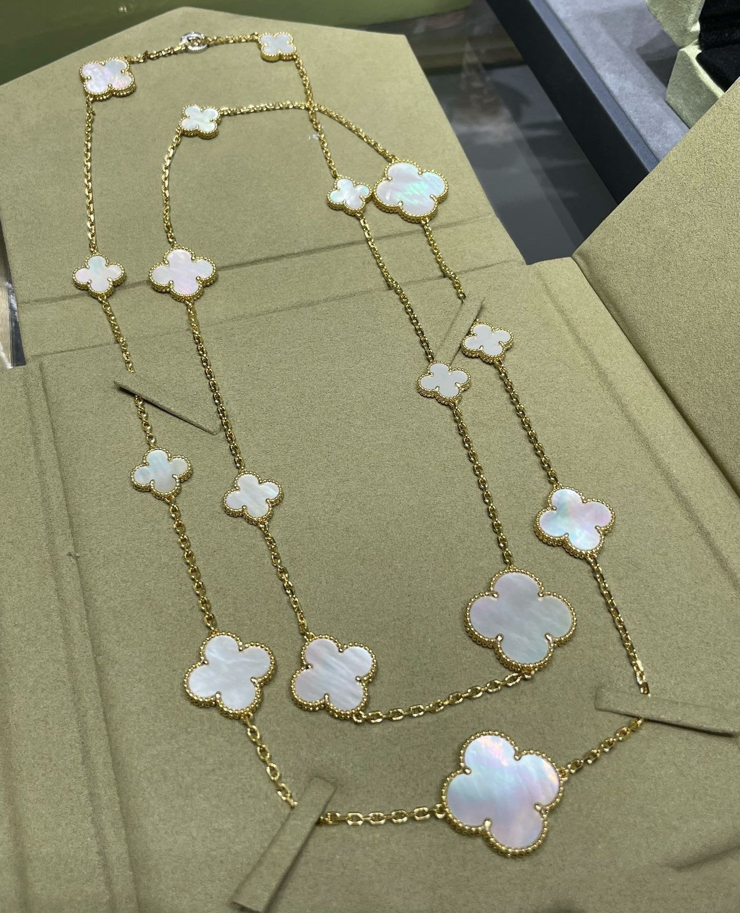 [Opulent Aurora]CLOVER 16 MOTIF WHITE MOP GOLD NECKLACE