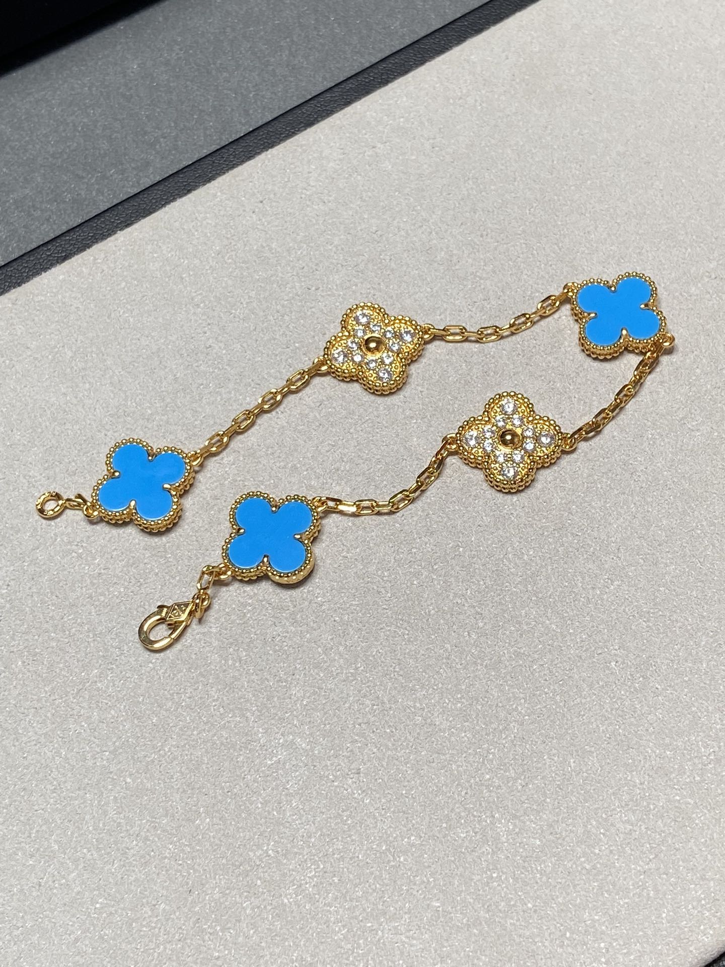 [Opulent Aurora]CLOVER 5 MOTIF BLUE CHALCEDONY DIAMOND GOLD BRACELET