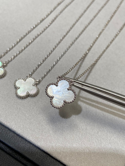 [Opulent Aurora]CLOVER MEDIUM SILVER WHITE MOP NECKLACE