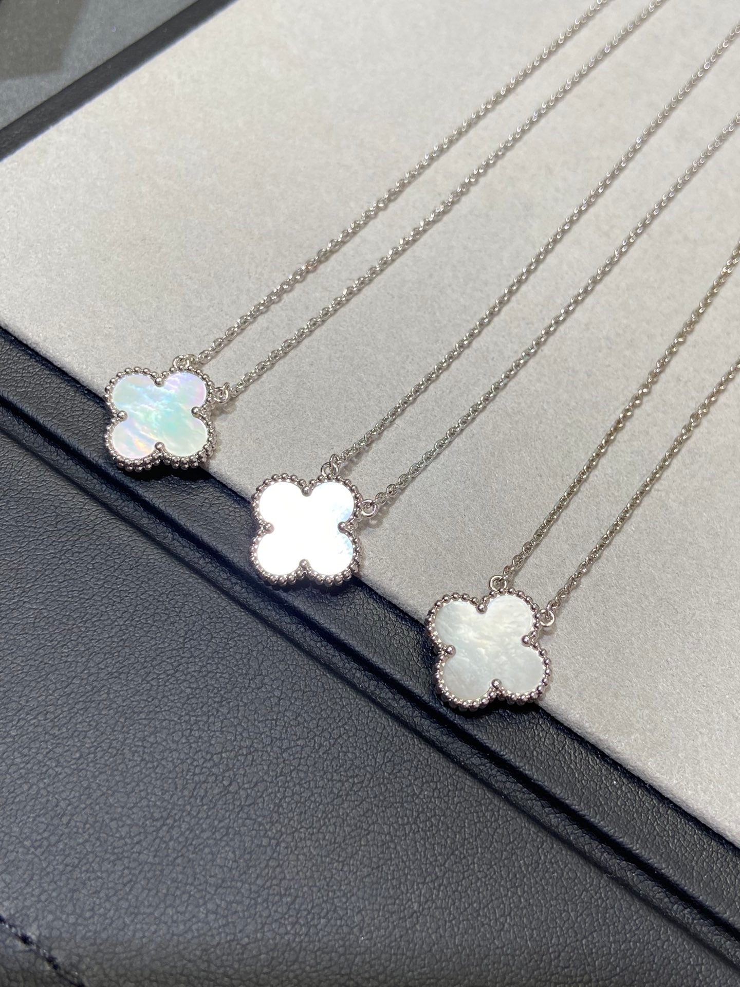 [Opulent Aurora]CLOVER MEDIUM SILVER WHITE MOP NECKLACE