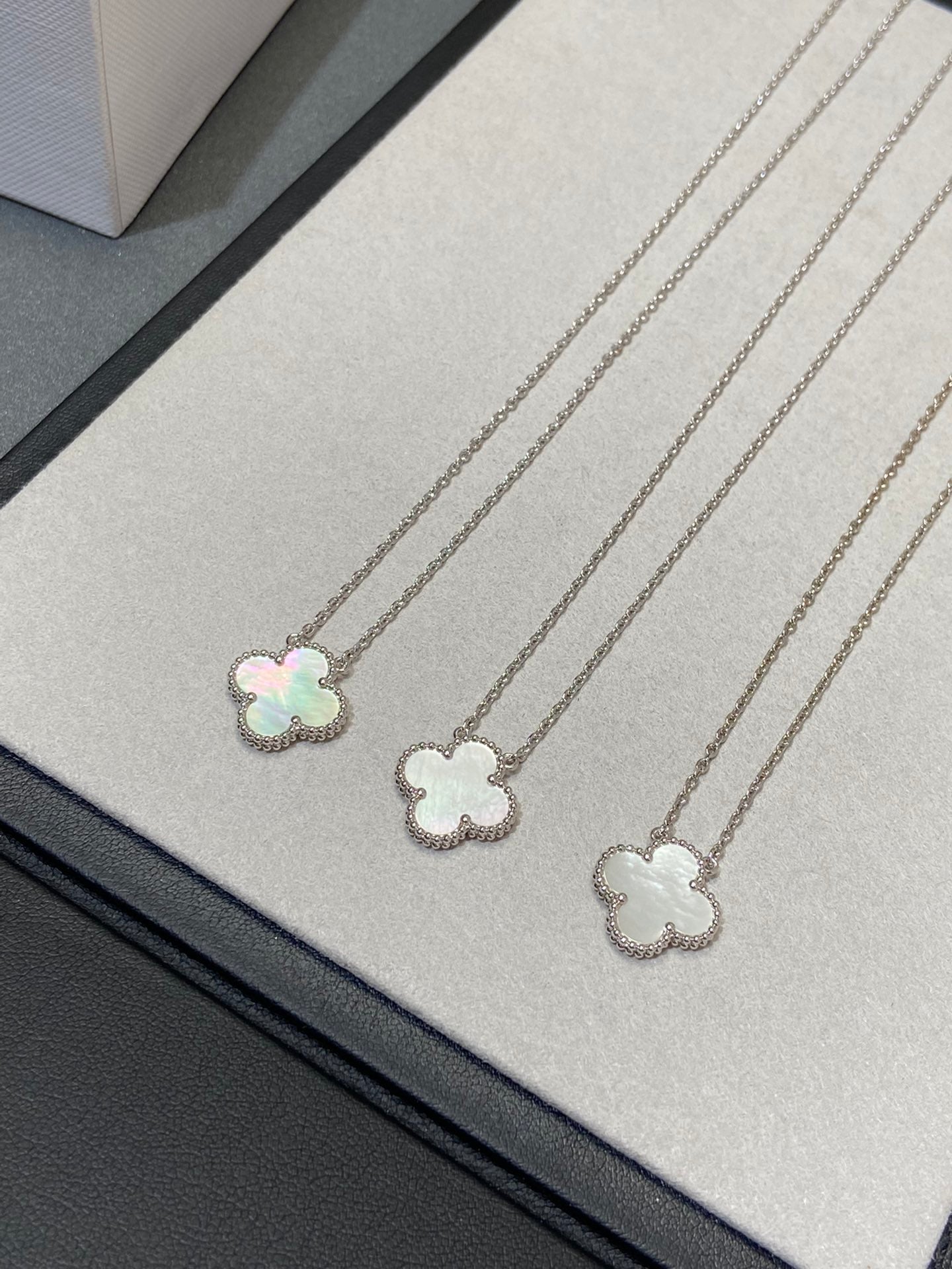 [Opulent Aurora]CLOVER MEDIUM SILVER WHITE MOP NECKLACE