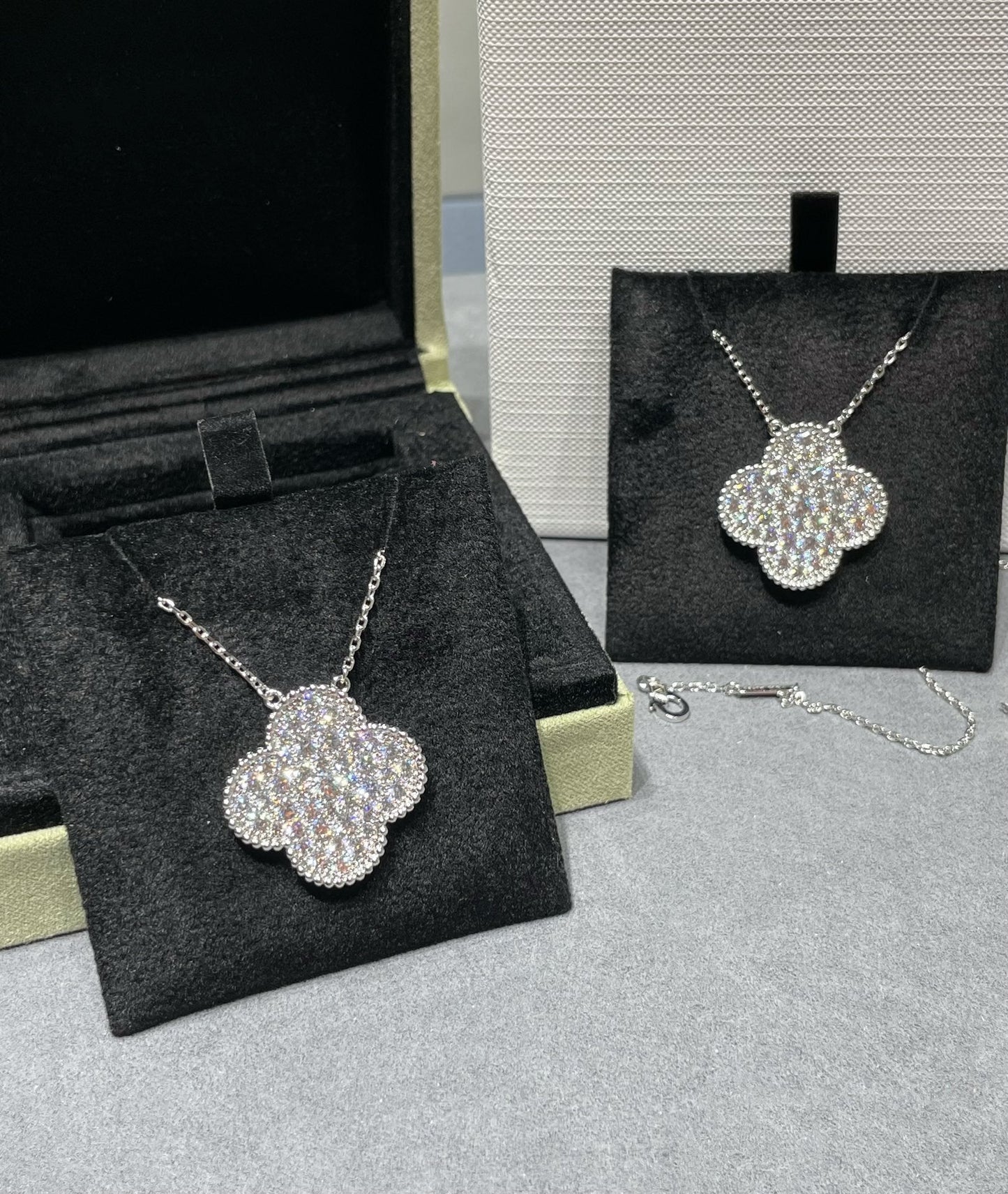 [Opulent Aurora]CLOVER 25MM LARGE PENDANT DIAMOND PAVED SILVER NECKLACE