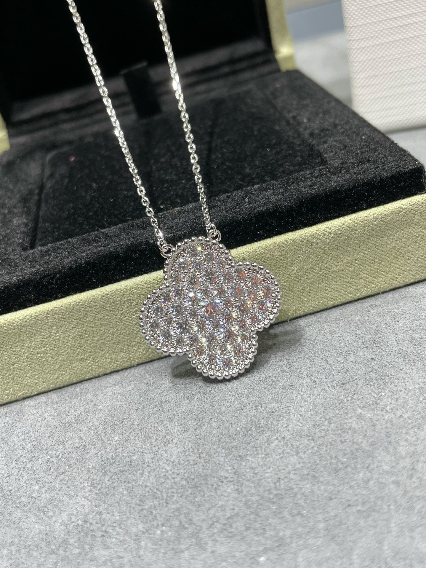 [Opulent Aurora]CLOVER 25MM LARGE PENDANT DIAMOND PAVED SILVER NECKLACE