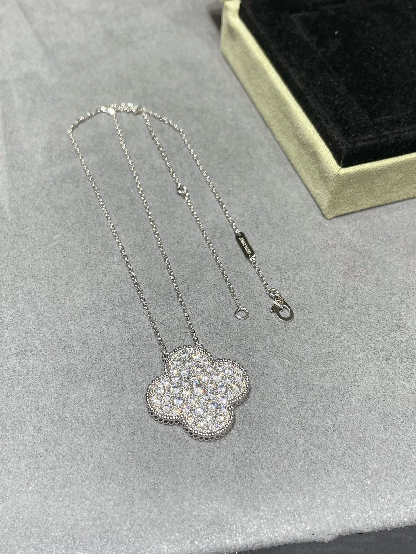 [Opulent Aurora]CLOVER 25MM LARGE PENDANT DIAMOND PAVED SILVER NECKLACE