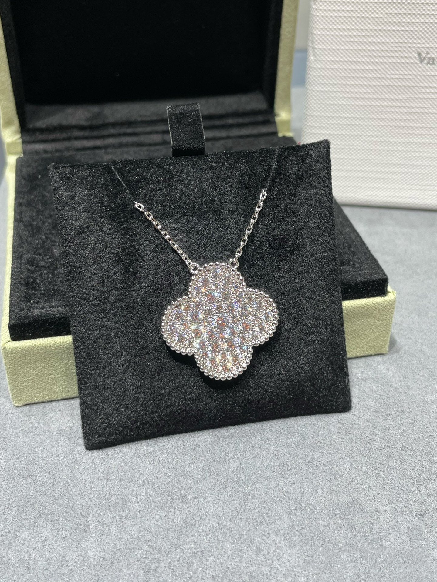 [Opulent Aurora]CLOVER 25MM LARGE PENDANT DIAMOND PAVED SILVER NECKLACE