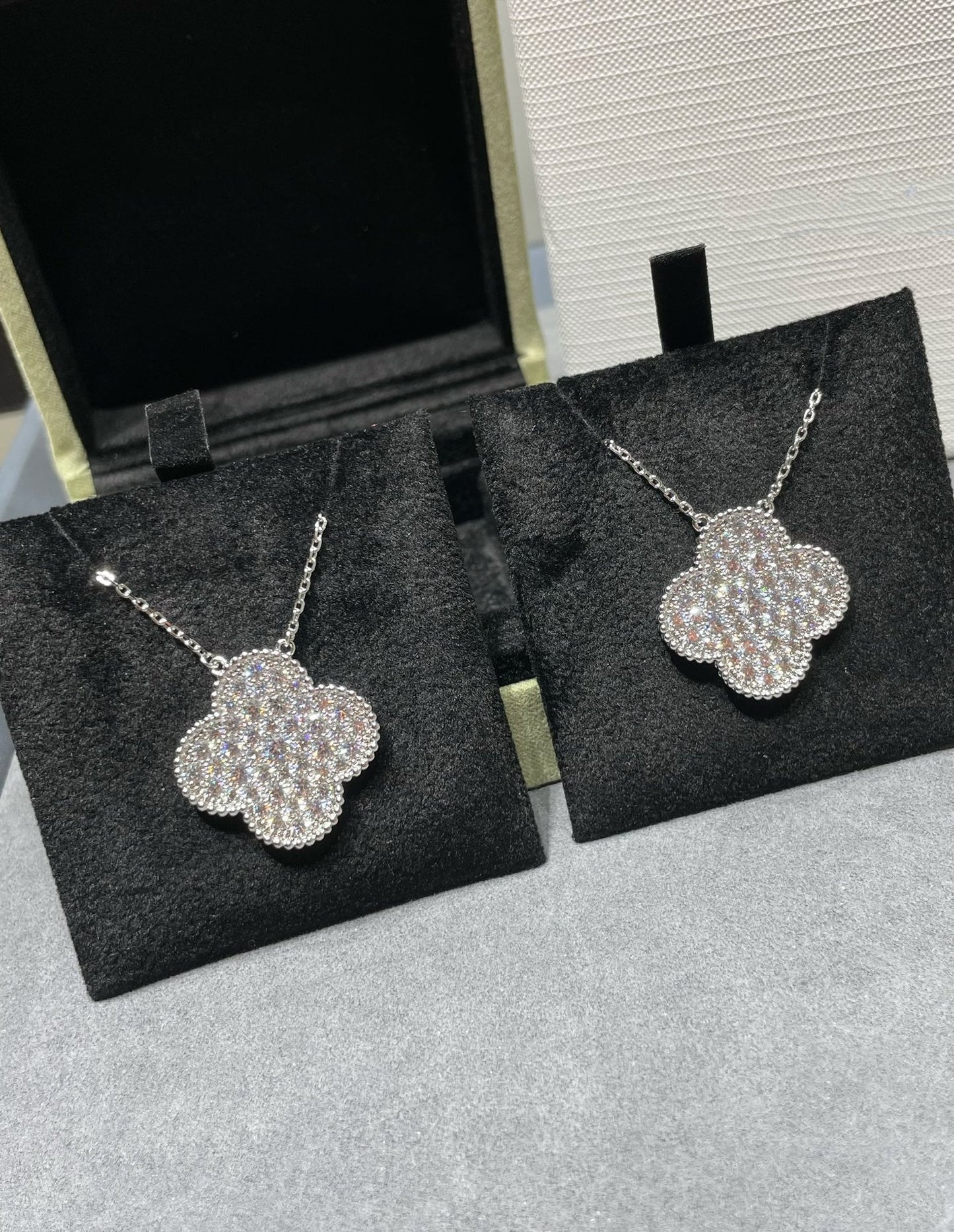 [Opulent Aurora]CLOVER 25MM LARGE PENDANT DIAMOND PAVED SILVER NECKLACE