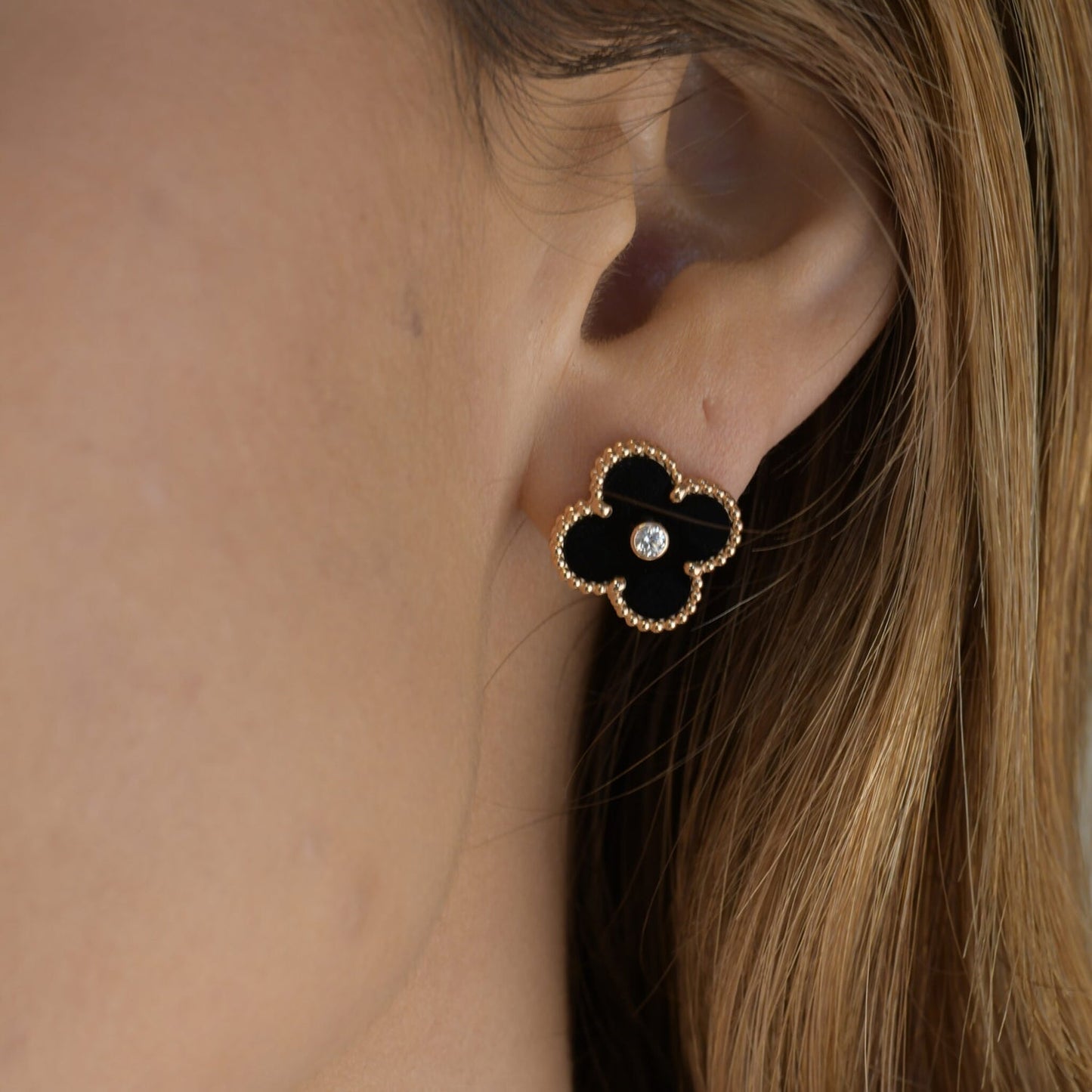 [Opulent Aurora]CLOVER MEDIUM 1 MOTIFS ONYX DIAMOND EARRINGS