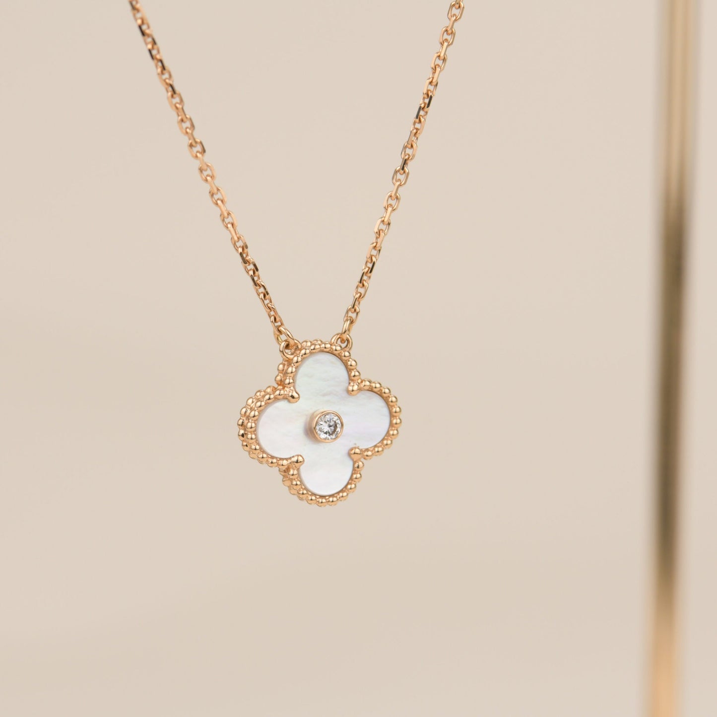 [Opulent Aurora]CLOVER 15MM DIAMOND WHITE FRITILLARIA NECKLACE