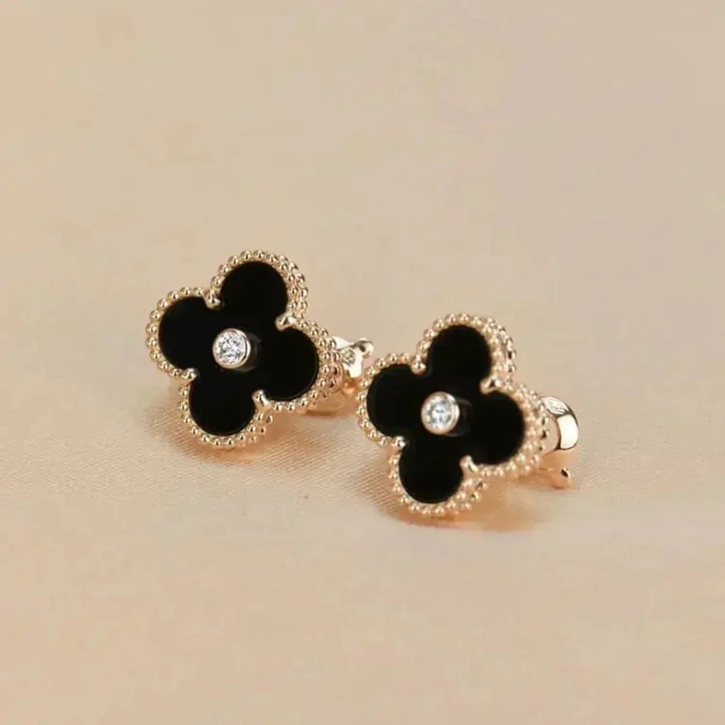 [Opulent Aurora]CLOVER MEDIUM 1 MOTIFS ONYX DIAMOND EARRINGS