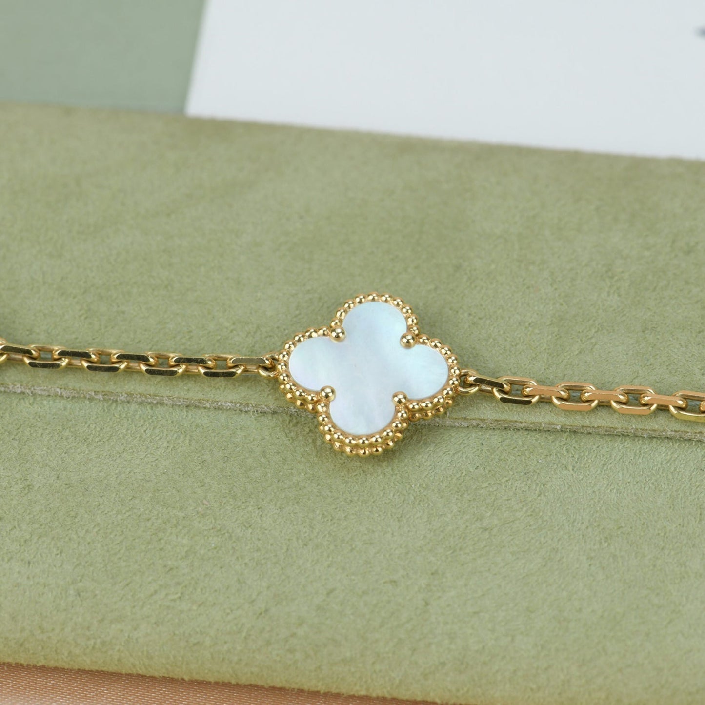 [Opulent Aurora]CLOVER  5 MOTIF WHITE MOP BRACELET