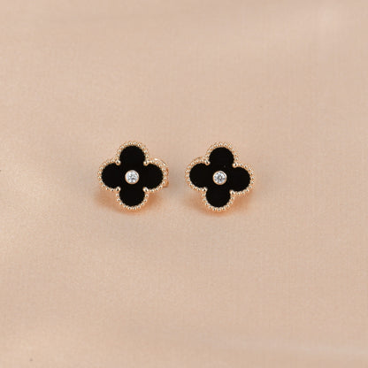 [Opulent Aurora]CLOVER MEDIUM 1 MOTIFS ONYX DIAMOND EARRINGS